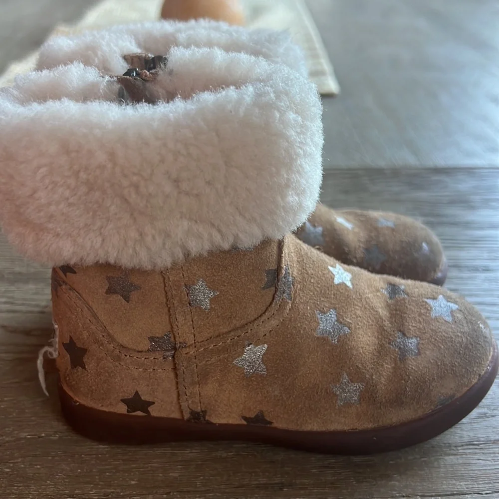 Kids Ugg star tan boots size 8 T